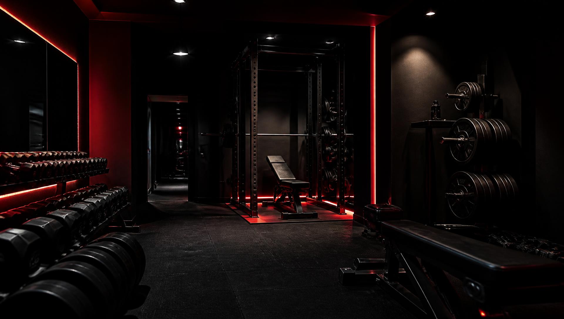 Sala de musculação da Sport Fitness com iluminação vermelha